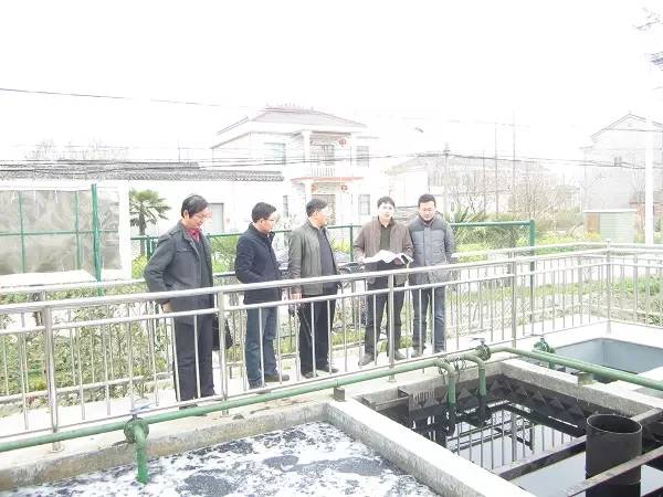 在太原长风东街一小区西面的围挡外