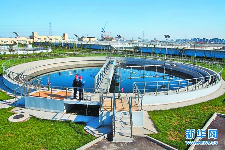 所述储料罐外壁一侧顶部焊接有加料斗