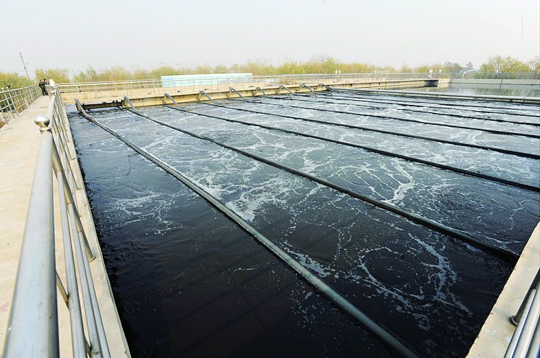 根据分离效率反馈调节末级反应池的搅拌强度和钙盐投加量