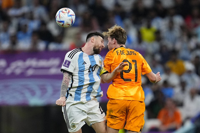 巴萨中场核心德容复出引主帅抉择，贝尔纳尔能