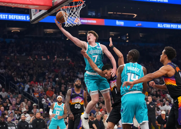 NBA常规赛焦点战：湖人雷霆对决东契奇亚历山大