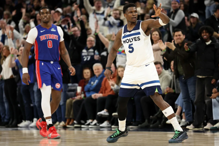 NBA常规赛焦点战：湖人雷霆对决东契奇亚历山大