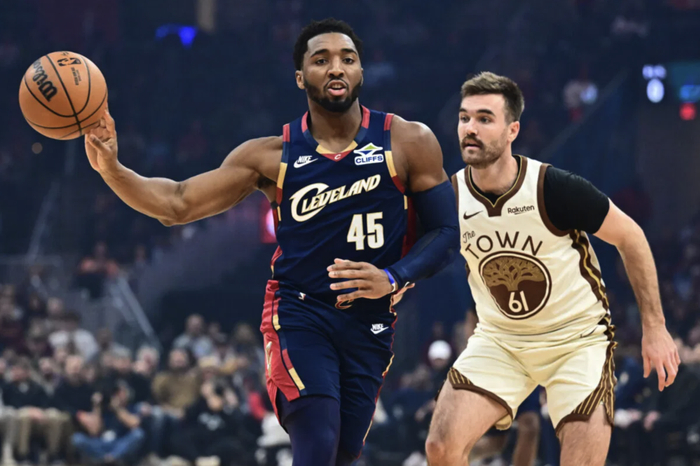 NBA常规赛焦点战：湖人雷霆对决东契奇亚历山大