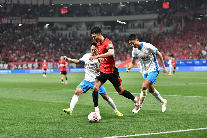 成都蓉城51大胜青岛西海岸领跑积分榜 金牌球市