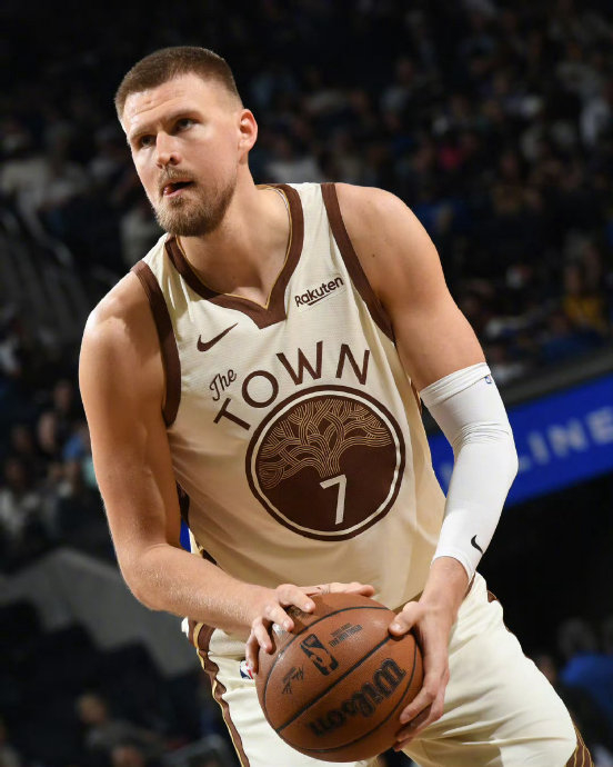 勇士伤病名单曝光：多星缺阵库里面临考验