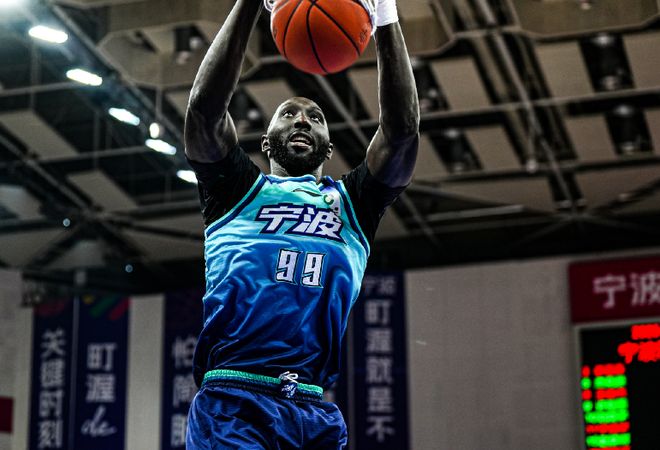 广厦逆转宁波迎三连胜 布朗复出助队反超