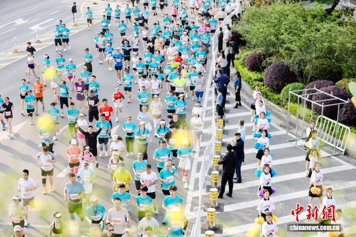 2026十堰马拉松开跑 汽车工业赛道引关注